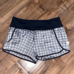 Lululemon speed up mid rise shorts size 4